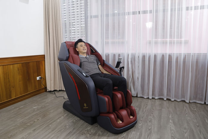 MC Tuấn Tú sử dụng ghế massage Oreni OR-500