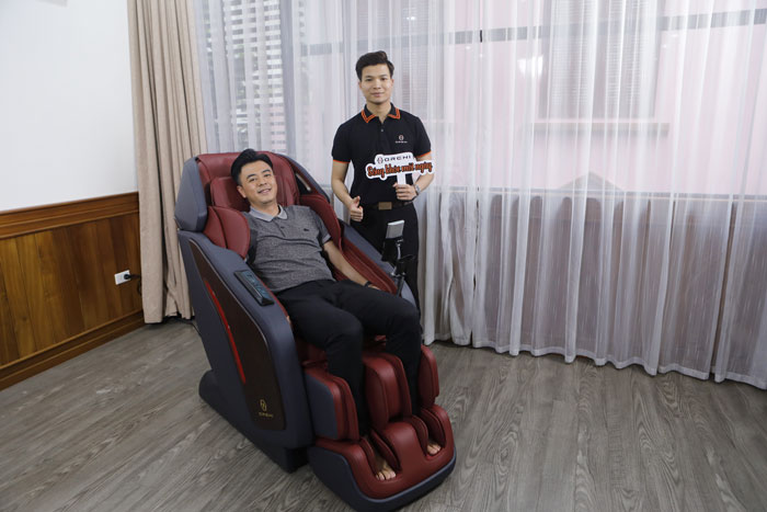 MC Tuấn Tú sử dụng ghế massage Oreni OR-500