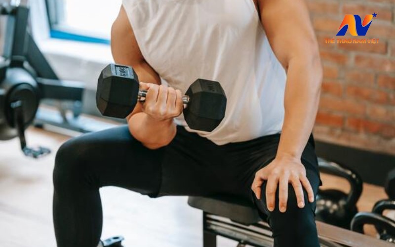 Top 5 các bài tập cổ tay to khỏe dành cho nam giới Ngồi gập cổ tay với tạ đơn