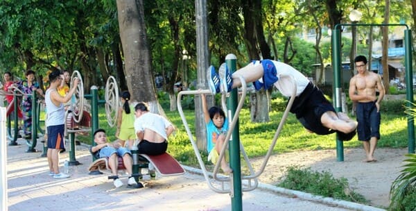 dụng cụ tập thể dục tại công viên