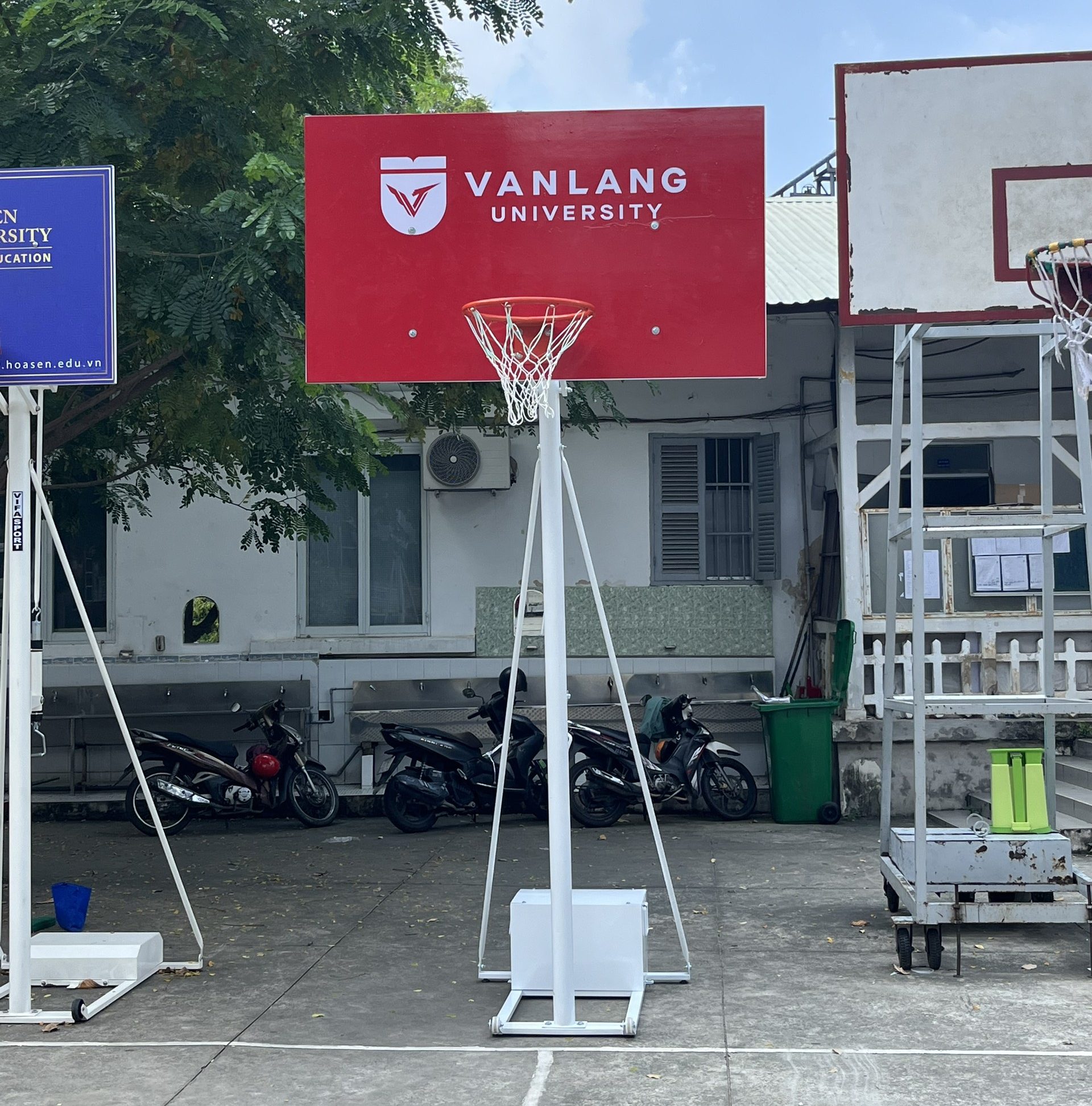 Lắp trụ bóng rổ NV 201108 cho trường ĐH Văn Lang
